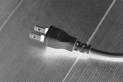 そばに電化製品がないか？